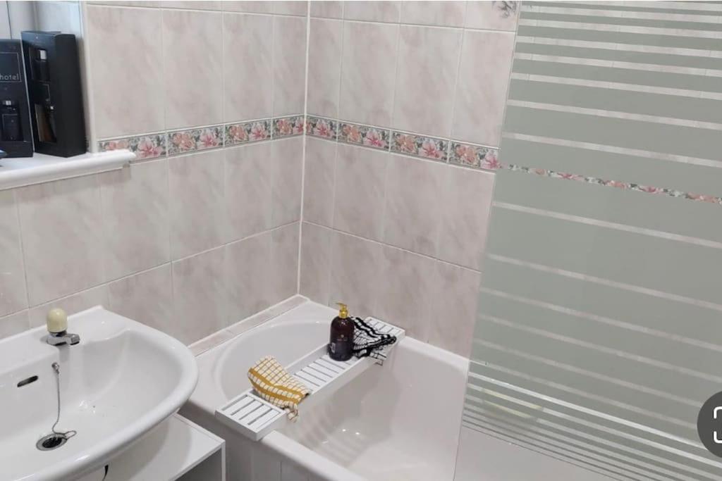 Entire Charming 5-Bed House In Darwen Blackburn Bb1 Free Parking Roadside Rishton Экстерьер фото